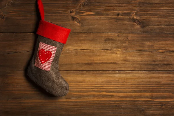 Christmas Stocking, strumpan hänger över Grunge trä bakgrund, brunt trä Wall Xmas dekorativa konsistens — Stockfoto