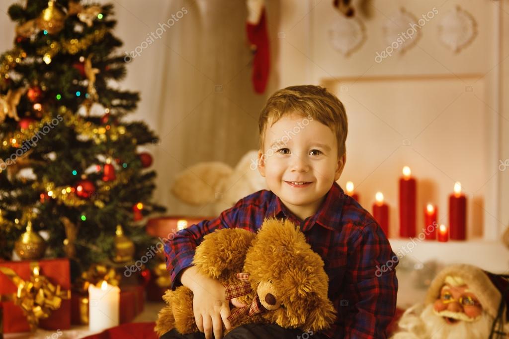 Christmas kid boy stående med nuvarande gåva leksak i holiday ...