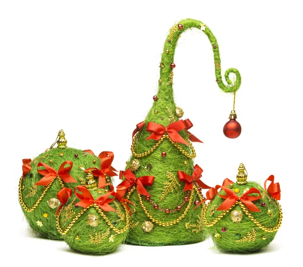 Décoration d'arbre de Noël et de boules jouet suspendu, fond blanc isolé, cadeaux décoratifs faits à la main vintage de Noël — Photo