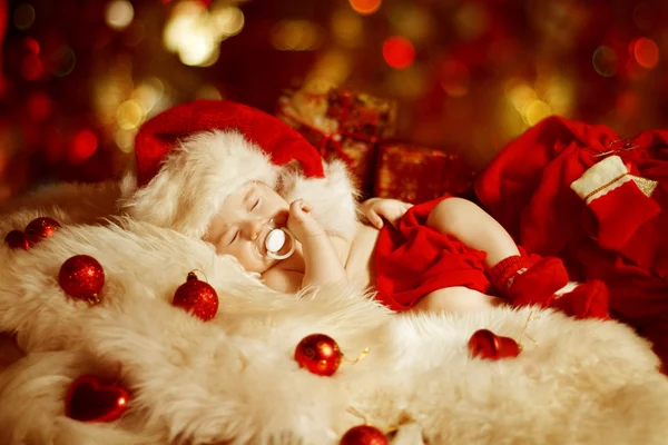 Christmas Baby, New Born Kid Sleeping As Xmas Gift In Santa Hat, Newborn Child Dreams In New Year Decoration — Stock Photo, Image