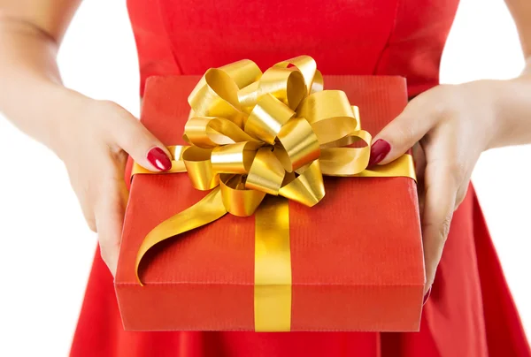 Κιβώτιο δώρων παρόντες με κορδέλα και φιόγκο, γυναίκα, κρατώντας κόκκινα δώρα στα χέρια, λευκό φόντο — Φωτογραφία Αρχείου
