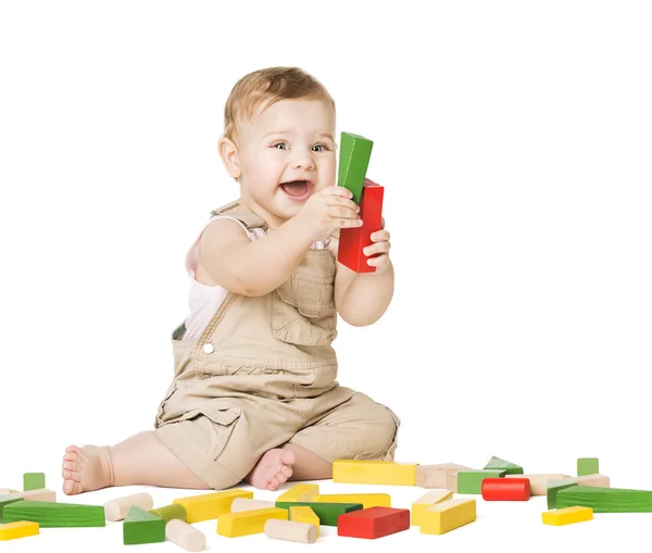 Criança brincando de brinquedos blocos. Conceito de Desenvolvimento Infantil. Happy Baby Boy. Sorrindo Kid isolado fundo branco — Fotografia de Stock