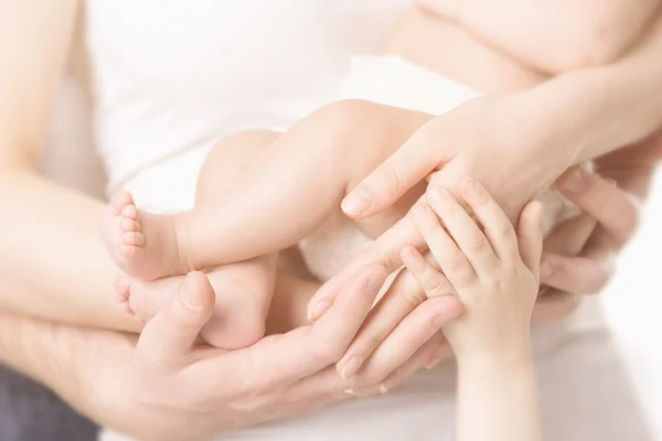 Las manos familiares y el bebé recién nacido Pie, brazos del padre de la madre, cuerpo de los niños abrazan los pies del niño recién nacido, concepto de árbol genealógico —  Fotos de Stock