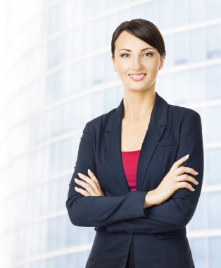 GIR gülümseyen iş kadın portre, ofis binası arka plan,