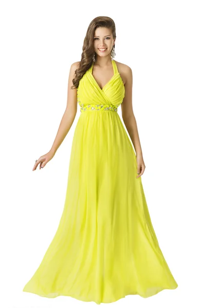 Femme Beauté longue robe de mode, Fille élégante en robe d'été jaune, Jeune beau modèle avec des cheveux longs isolés sur fond blanc — Photo