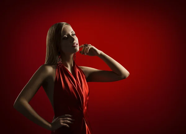 Nő szépség portré, gyönyörű hölgy elegáns piros ruhás, szőke haj, arc megható lány divat modell jelentő — Stock Fotó