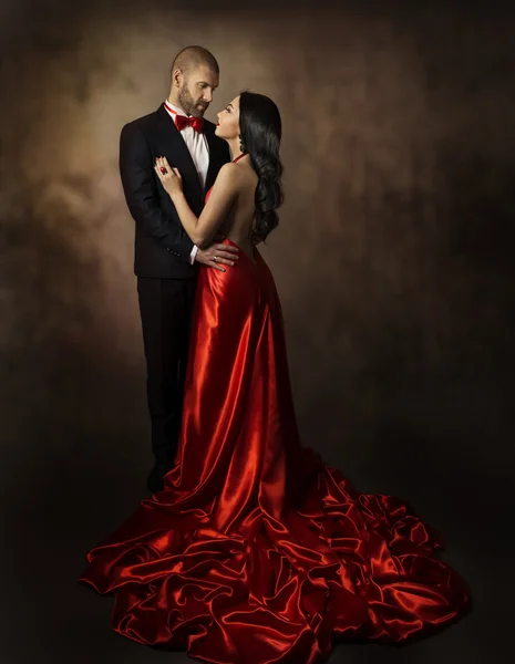 Casal no Amor, Amantes Mulher e Homem, Fato Clássico Glamour e Vestido com Cauda Longa, Retrato de Beleza Moda de Jovens Modelos, Bem Vestido no Dia dos Namorados — Fotografia de Stock