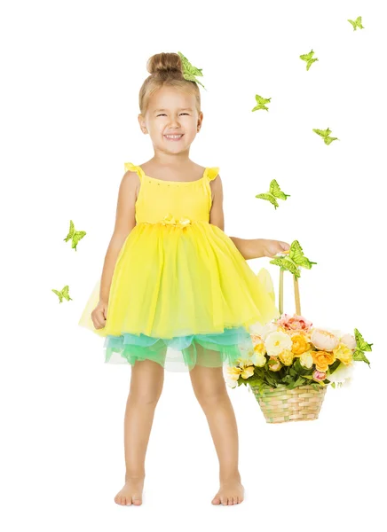 Kleines Mädchen im Kinderkleid mit Korb, fröhlich lächelndes Kind in gelben Sommerkleidern isoliert über weißem Hintergrund — Stockfoto