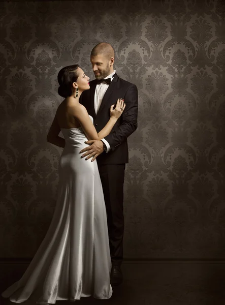 Pareja retro hombre y mujer enamorados, retrato de belleza de moda de modelos abrazando sobre fondo vintage — Foto de Stock