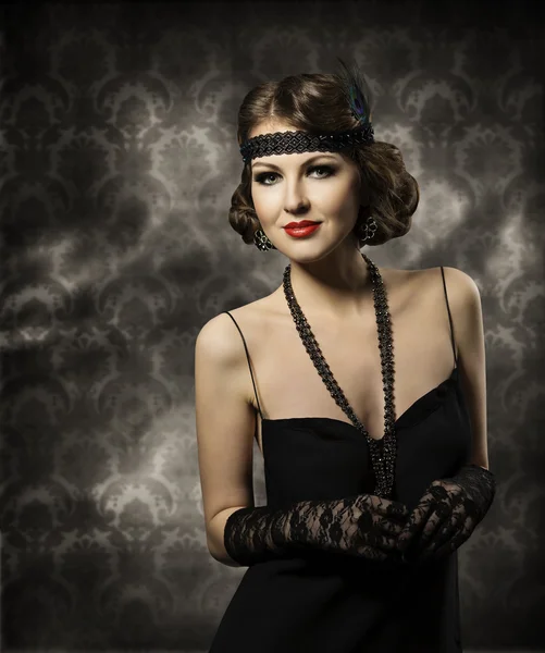 Portret kobiecy retro fryzury, eleganckie Lady Make Up z rocznika fryzury moda Model czarna sukienka — Zdjęcie stockowe