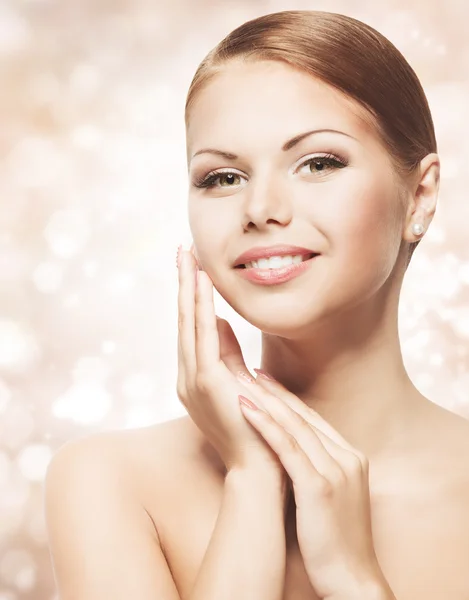 Gezicht van de schoonheid van de vrouw met natuurlijke make-up, reinigen frisse huid zorg, mooie meisje portret, Skincare Concept — Stockfoto