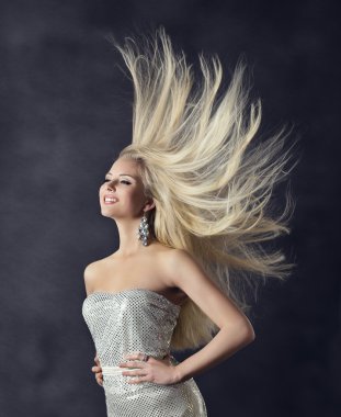 Kadın saç modeli portre, uzun düz saç, kız moda güzellik, rüzgarlı kıllar gri arka plan üzerinde uçan