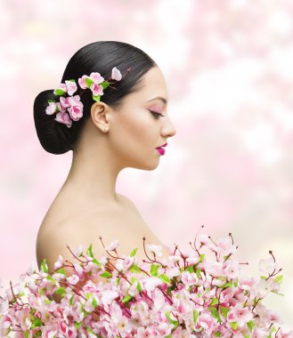 Sakura çiçek, Asyalı kız topuz saç modeli, güzel Model pembe bir arka plan üzerinde kadın Güzellik Portresi