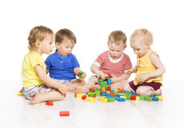 Çocuk grubu oyun oyuncak blok. Küçük çocuklar erken gelişme. Bebek etkinliği bir yıl eski oyunlar, beyaz arka plan üzerinde izole