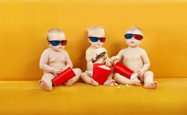 Baby 3D Glasses Watching Film On TV, Children Eating Popcorn And Watch Cinema Movie In Home Theater, Kids In Diapers With Remote Control — Stock Photo, Image