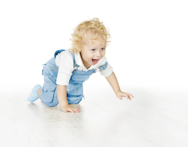 Niño pequeño arrastrándose, bebé niño aislado sobre blanco —  Fotos de Stock