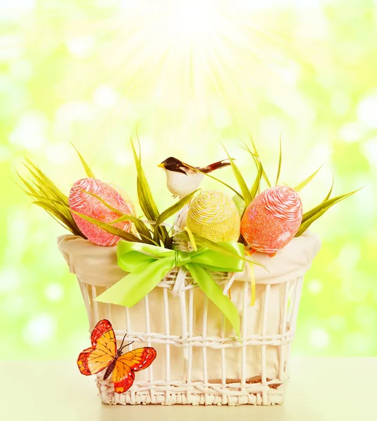 Huevos de la cesta de Pascua, objetos de primavera decorados por mariposa de pájaro de hierba sobre verde — Foto de Stock