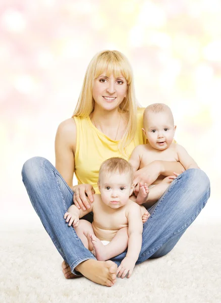 Mother and Twins Baby Family Portrait, Mom with Little Children, Parent and Kids — Stock Photo, Image