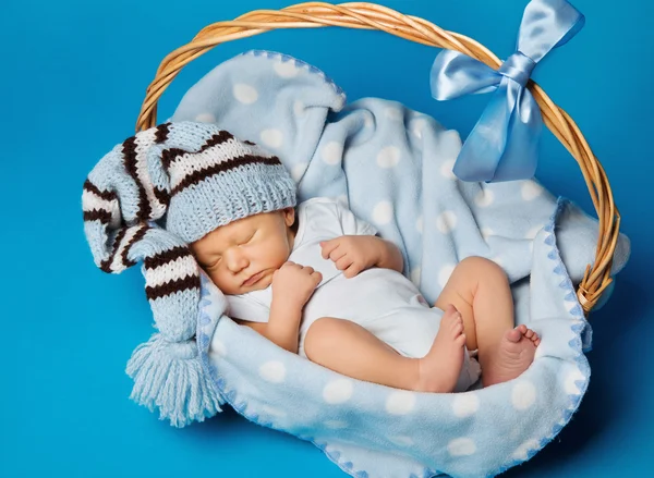 Bebé recién nacido dentro de la cesta, Sueño de niño recién nacido con sombrero de lana, Niño durmiendo — Foto de Stock