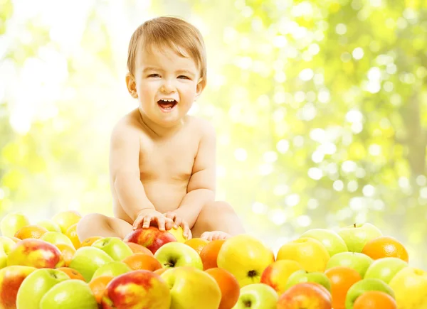 Fruits alimentaires pour bébés, alimentation saine pour les enfants, pommes et garçon enfant — Photo