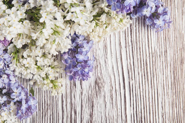 Bouquet de fleurs de lilas sur fond de planche en bois, Branche de printemps sur la texture du bois — Photo