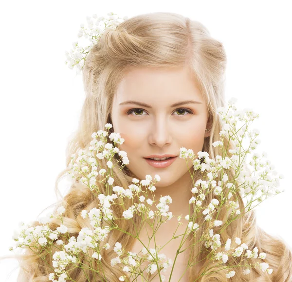 Ženská krása portrét, mladá dívka s květinami a plavými vlasy, make-up hladké kůže — Stock fotografie