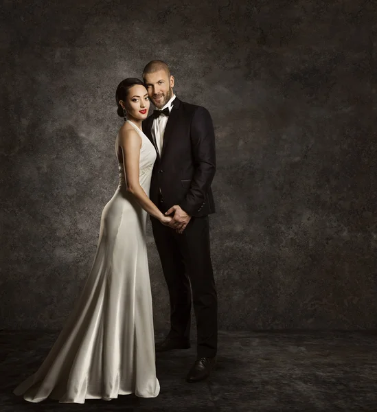 Bruiloft paar, Fashion bruid en bruidegom portret, elegante pak, lange zijden jurk — Stockfoto