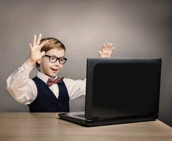 Niño con portátil, Niño con gafas asombrado mirando la computadora — Foto de Stock