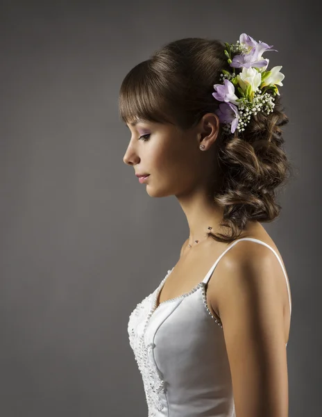 Portret panny młodej, ślub fryzura z kwiatami, Styl Suknie ślubne włosy — Zdjęcie stockowe