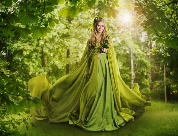 Fantasy Fairy Tale Forest, Fairytale natur, nymf kvinna grön klänning — Stockfoto