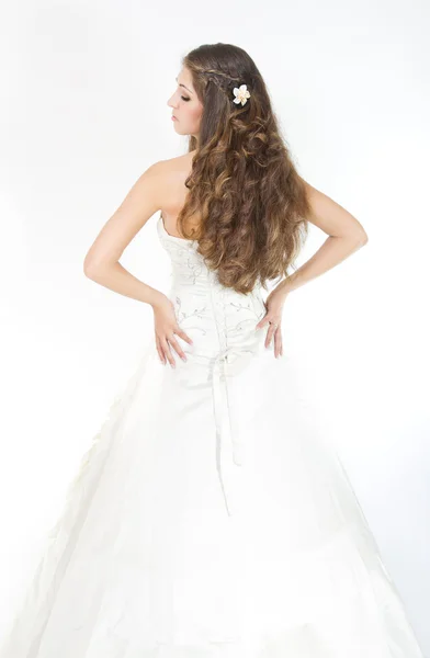 Cabelo encaracolado longo da noiva, vestido de casamento e penteado, visão traseira traseira . — Fotografia de Stock