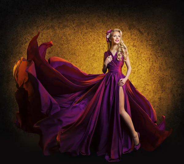 Model in paarse jurk, vrouw poseren in vliegen zijden doek zwaaien, Beauty Beli parfum mode — Stockfoto
