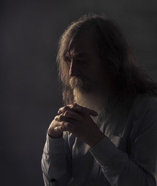 Üst düzey dua, yaşlı adam ile dua eller karanlıkta katlanmış