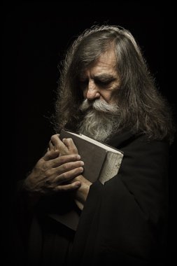 İncil kitap üzerinde üst düzey dua, yaşlı adam ile dua eller