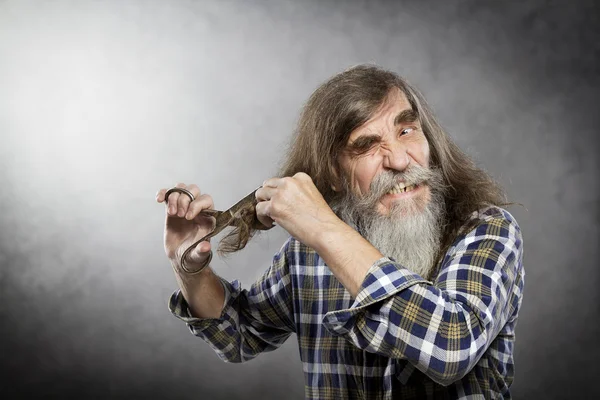 Velho homem tesoura corte de cabelo, auto-aparar cabelo longo sênior — Fotografia de Stock