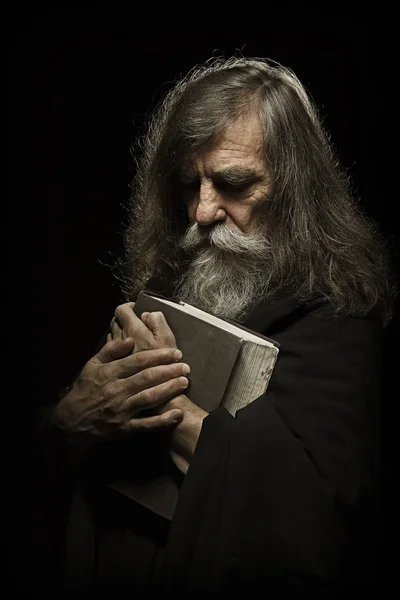 Prière senior, vieil homme priant avec les mains sur le livre biblique — Photo