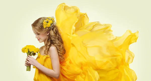 Bouquet di tarassaco dei fiori gialli del ritratto della ragazza giovane, tessuto volante del modello di modo — Foto Stock