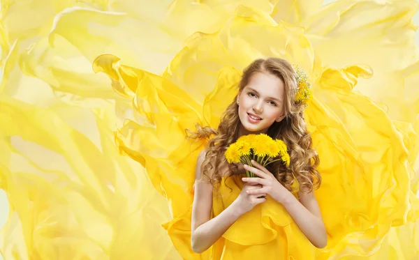 Frau und gelbe Blumen Löwenzahnstrauß, junges Modell Make-up Portrait — Stockfoto