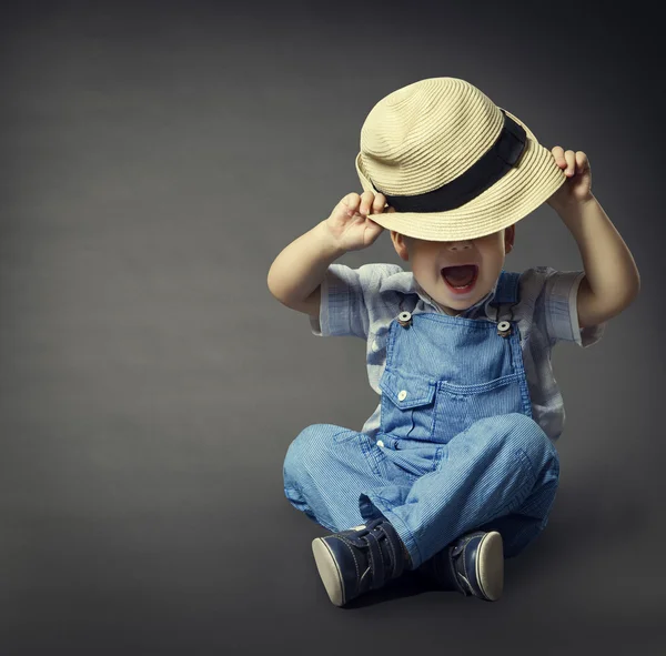 Bebé en pantalones vaqueros de moda, Ojos cubiertos de sombrero. Niño belleza vestido niño en gris —  Fotos de Stock
