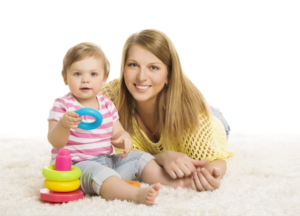 Mãe bebê, criança jogando blocos brinquedo, família jovem e criança pequena — Fotografia de Stock