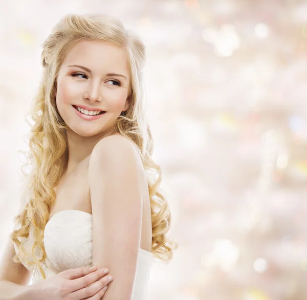 Mujer rubia pelo largo, retrato de modelo de moda, joven sonriente — Foto de Stock