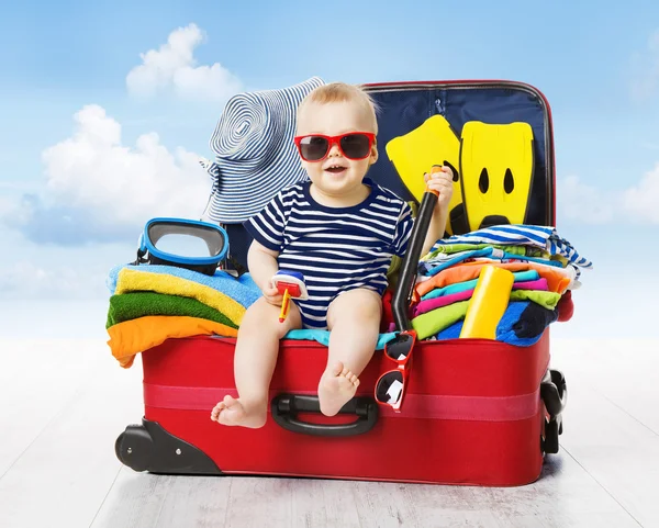 Maleta de viaje de bebé. Niño dentro del equipaje embalado para vacaciones, viaje familiar infantil — Foto de Stock