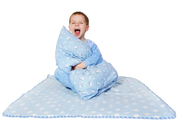 Спляча дитина з блакитною подушкою, голосно кричить на білому — стокове фото