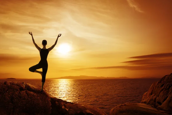 Conceito de meditação de ioga, silhueta de mulher meditando na natureza — Fotografia de Stock