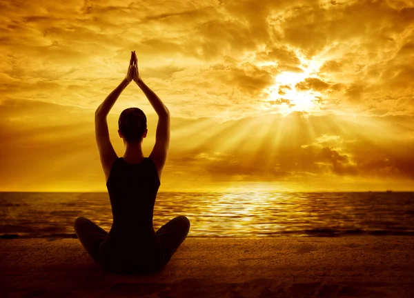 Concepto de meditación de yoga, silueta de mujer meditando —  Fotos de Stock