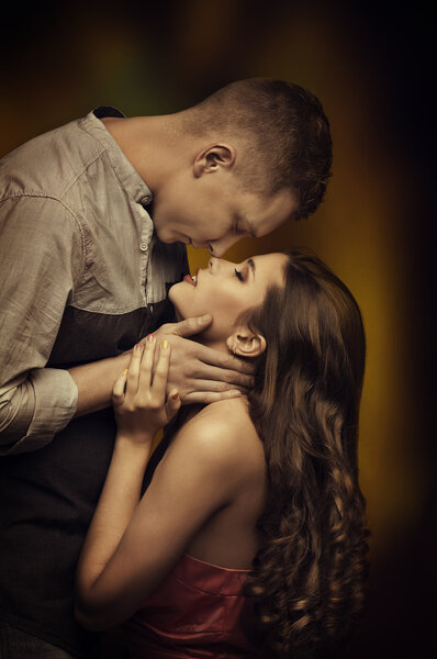 Молодая пара, целующаяся в любви, влюблённые женщины, страстное желание
