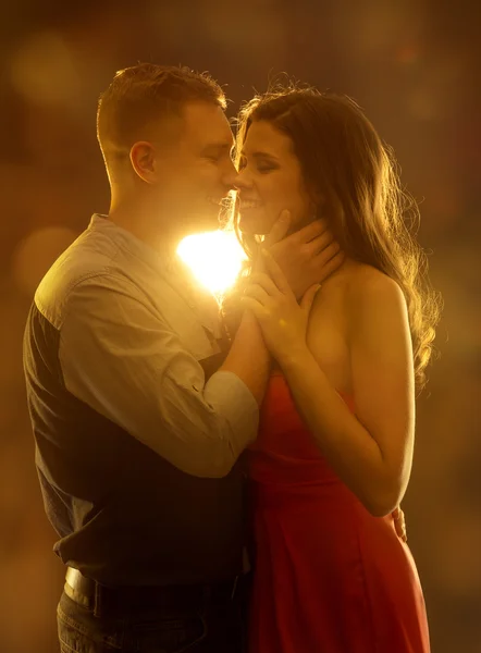 Ungt par kysser i kærlighed, Kvinde og mand Dating, Pige og dreng elskere Portræt - Stock-foto