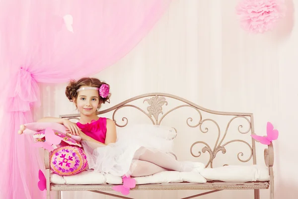 Moda bambino, Ritratto bambina, Bambino in abito rosa — Foto Stock