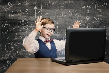 Çocuk Laptop, çocuk defter, küçük çocuk matematik formül arıyor