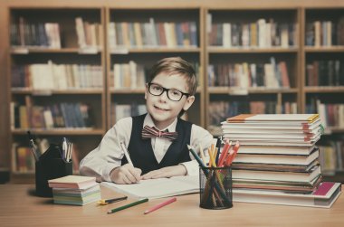 Okul çocuk eğitimi, öğrenci çocuk kitap, küçük çocuk gözlük yazmak